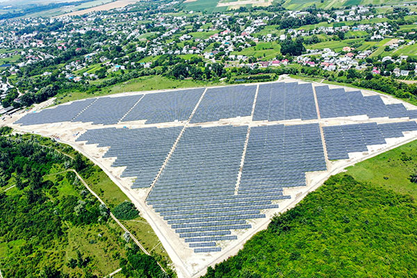 Proyecto de energía fotovoltaica de Chernivtsi Modelo del módulo: SRP-400-BMA-HV Localización: Chernivtsi, Ucrania Capacidad: 18.7MW