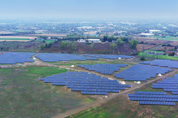 Proyecto de energía fotovoltaica de Hungría Modelo del módulo: SRP-300-6MB Localización: Gyula, Hungría Capacidad: 3.3 MW